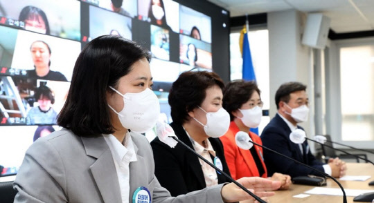 박지현 더불어민주당 공동비상대책위원장이 21일 오후 서울 여의도 중앙당사에서 열린 2030 여성당원이 참여하는 블루스타트포럼 발족식에서 축사하고 있다. <연합뉴스>